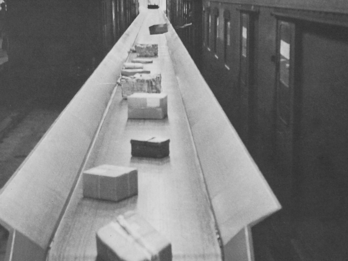 Посылки на длинном жёлобе между вагонами, сортировка в Берне около 1965 года
